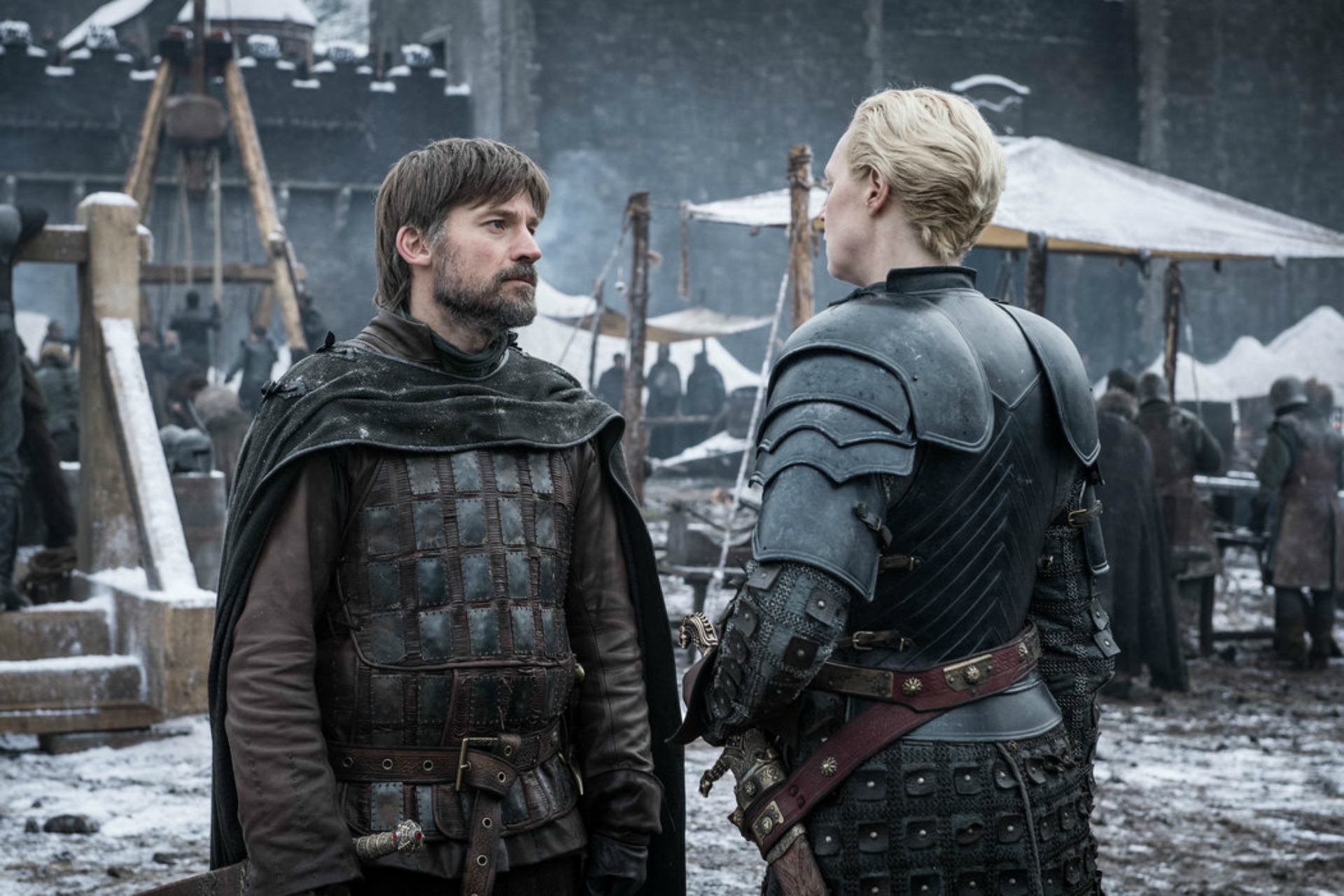 Nikolaj Coster-Waldau y Gwendoline Christie durante el reencuentro de Jaime y Brienne en Invernalia | Fotografía por Helen Sloan | HBO